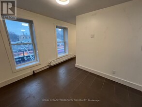 213-213 Queen St E in Toronto, ON - Building Photo - Building Photo