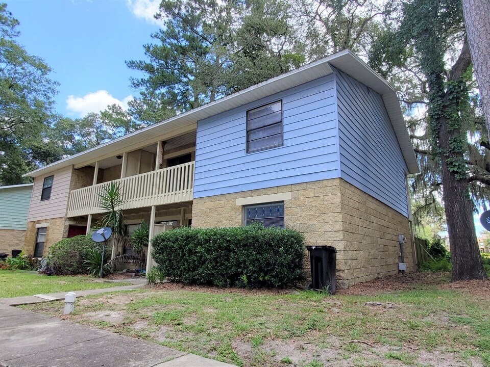2207 SW 39 Dr in Gainesville, FL - Foto de edificio