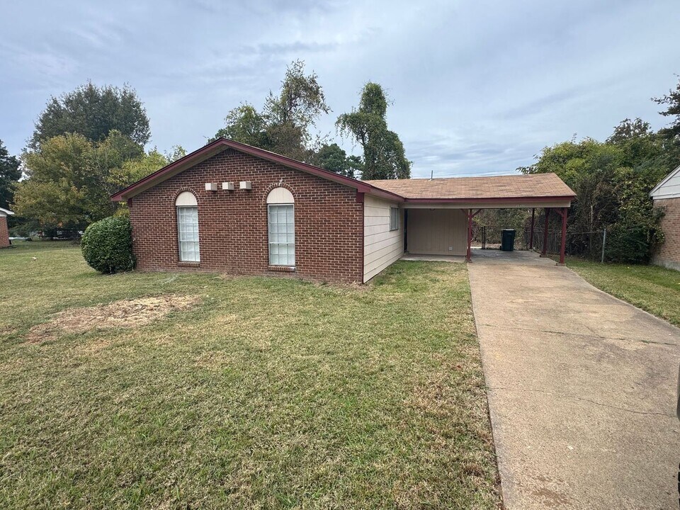 1722 Northfield Dr in Southaven, MS - Foto de edificio