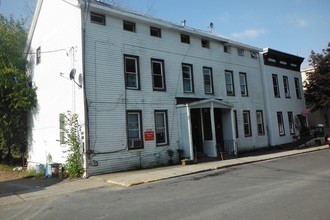 223-225 Allen St in Hudson, NY - Foto de edificio - Building Photo