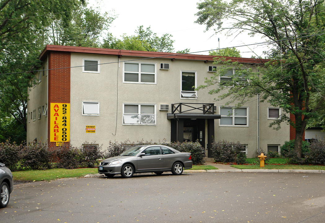 251 Buron Ln in South St. Paul, MN - Building Photo