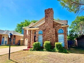 104 Moss Hill Dr in Arlington, TX - Foto de edificio - Building Photo
