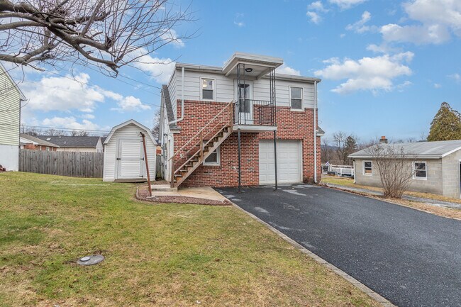 38 Lancaster Ave, Unit B in Enola, PA - Foto de edificio - Building Photo