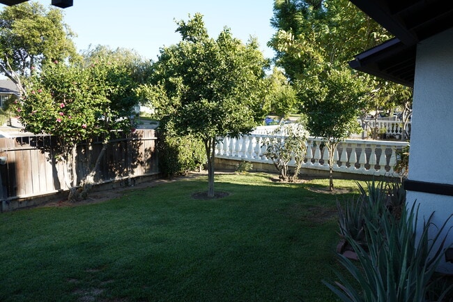 7857 Louise Ave in Northridge, CA - Foto de edificio - Building Photo