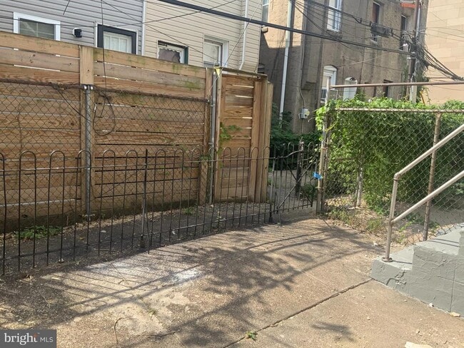 1522 S Myrtlewood St in Philadelphia, PA - Building Photo - Building Photo