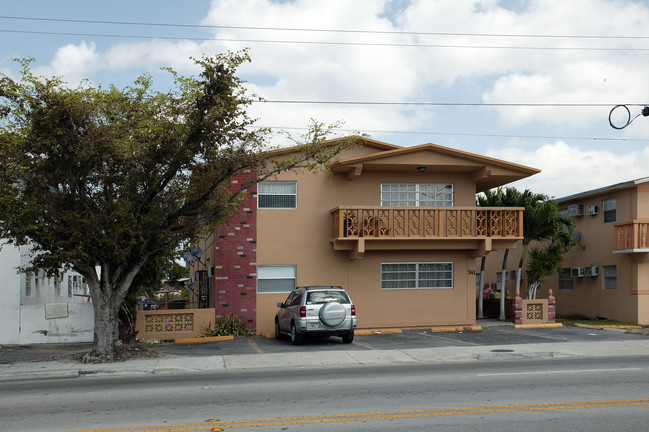 741 W 29th St in Hialeah, FL - Foto de edificio - Building Photo