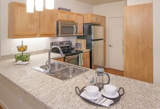 Eddyline at Bridgeport in Tigard, OR - Foto de edificio - Building Photo