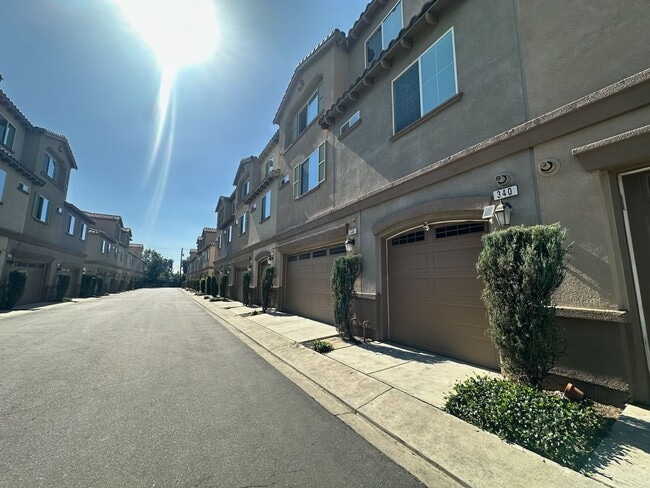 340 N Fenimore Ave in Azusa, CA - Foto de edificio - Building Photo