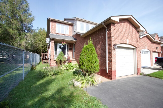 129 Vail Meadows Crescent in Bowmanville, ON - Building Photo - Building Photo
