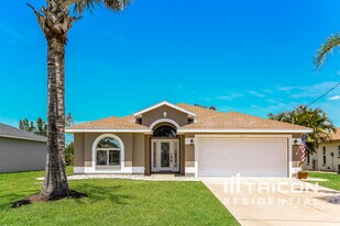 184 Jennifer Dr in Rotonda West, FL - Building Photo