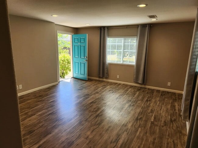 943 Shearer St in Roseville, CA - Building Photo - Building Photo