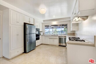 5230 Los Caballeros Way in Los Angeles, CA - Building Photo - Building Photo