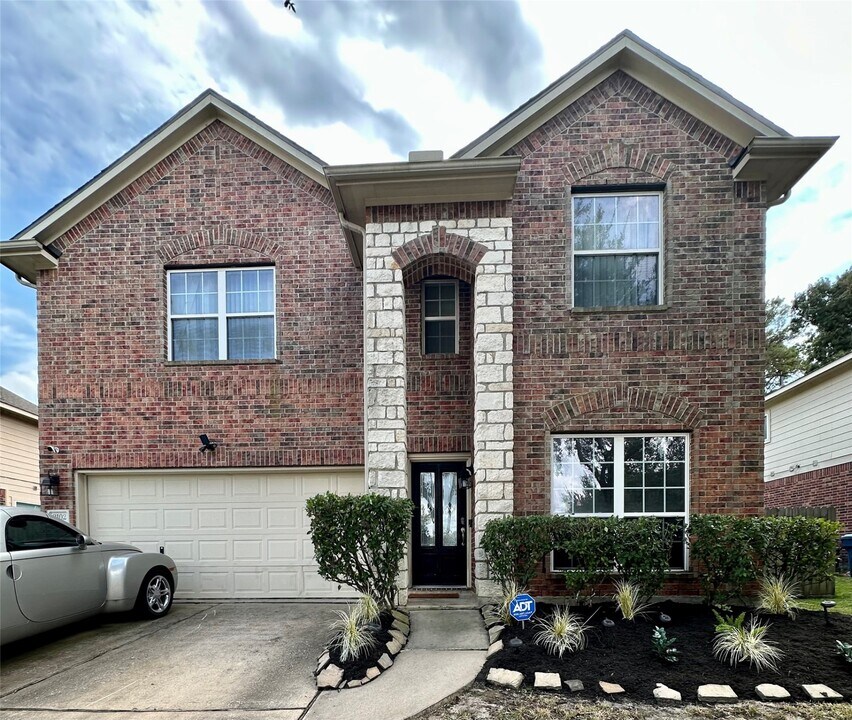 9102 Rolling Rapids Rd in Humble, TX - Building Photo