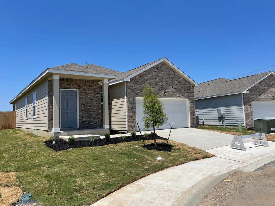9019 Colony Mdw in Converse, TX - Building Photo