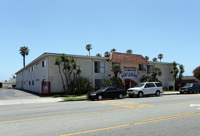 Villa Monterey Apartments in Oxnard, CA - Building Photo - Building Photo