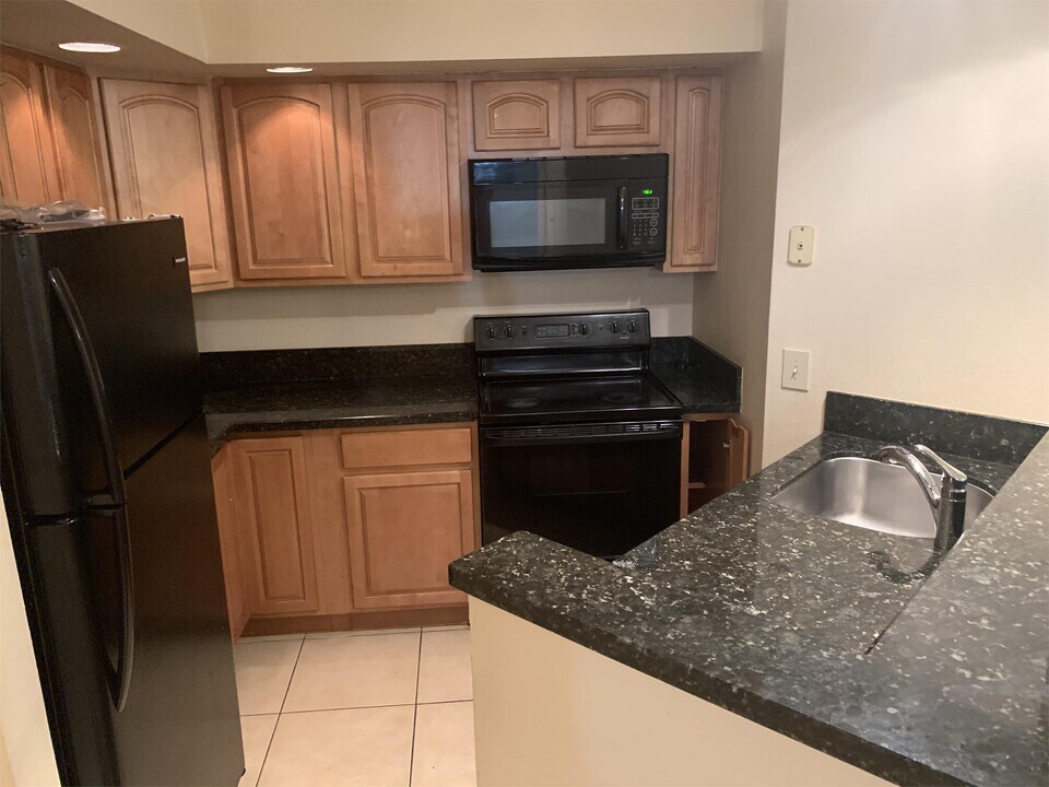 3370 Pinewalk Dr N in Margate, FL - Building Photo