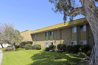 Country Villa Apartments in Long Beach, CA - Building Photo - Building Photo