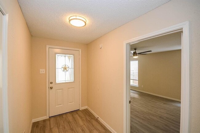 6331 Gladewell Dr in Houston, TX - Building Photo - Building Photo