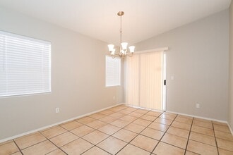 5216 Backwoodsman Ave in Las Vegas, NV - Foto de edificio - Building Photo