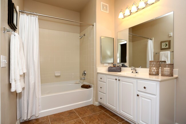 Broadleaf Apartments in Sacramento, CA - Building Photo - Interior Photo