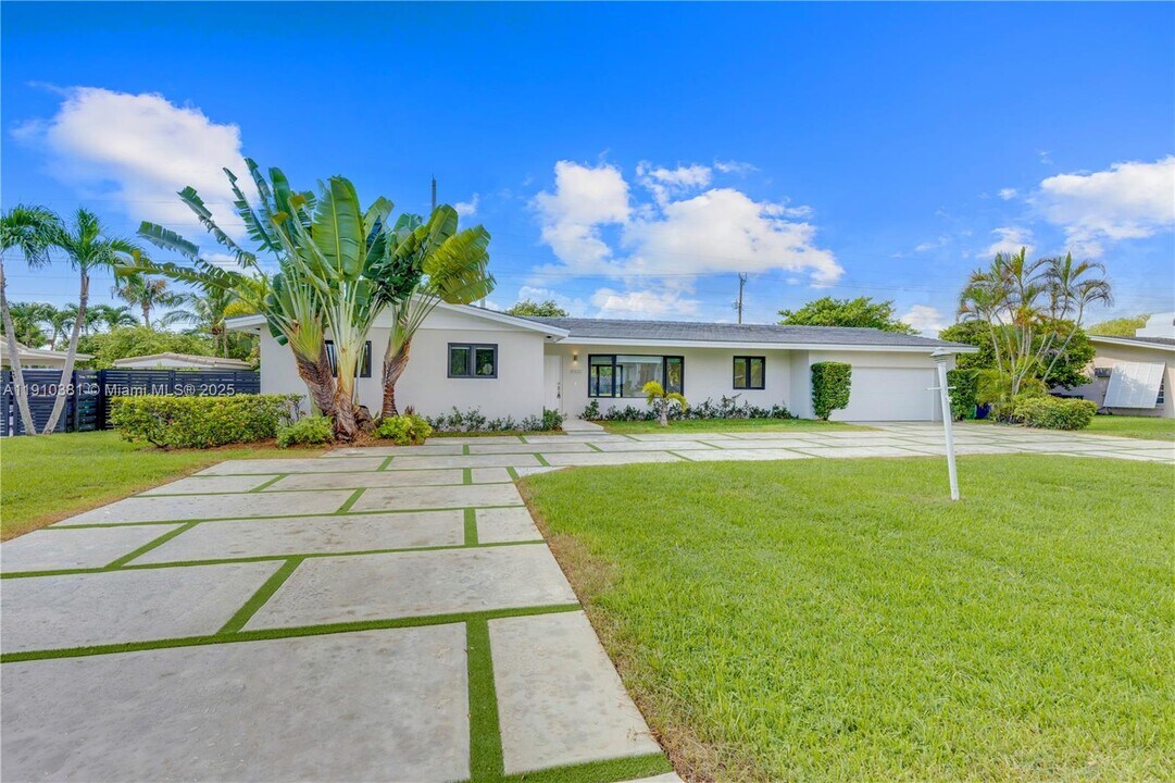 8000 SW 139th Ter in Palmetto Bay, FL - Building Photo