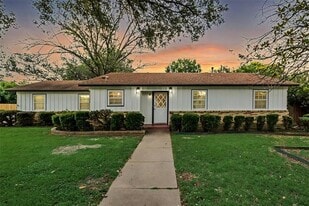 1108 Springdale Rd in Bedford, TX - Building Photo