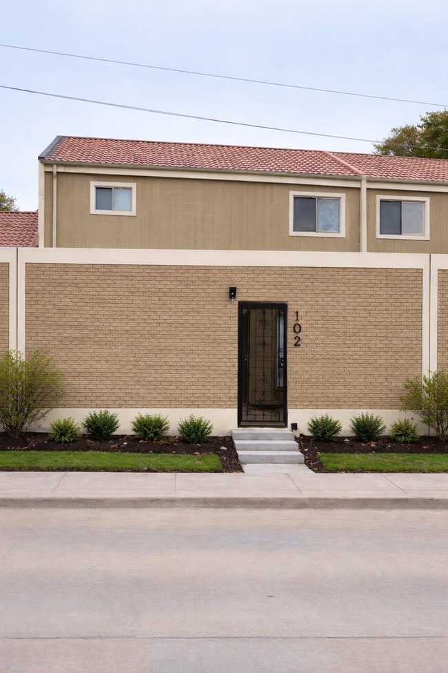 property at 800 N San Jacinto St