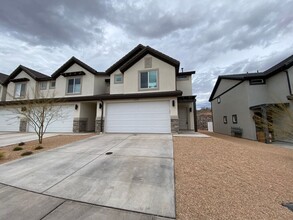 3237 E Labyrinth Pt Cir in Washington, UT - Building Photo - Building Photo