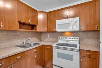 325 NW 72nd Ave in Miami, FL - Building Photo - Building Photo