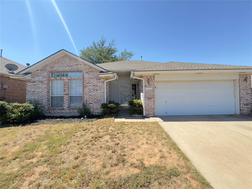 623 Rimrock Rd in Edmond, OK - Building Photo