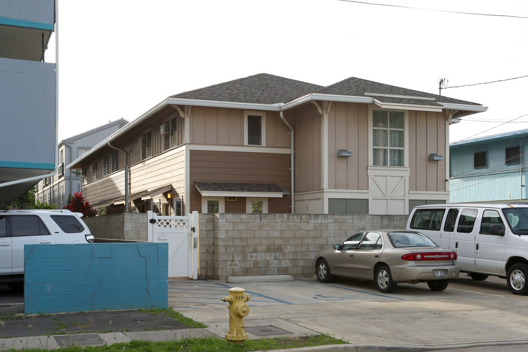 833 Olokele Ave in Honolulu, HI - Building Photo