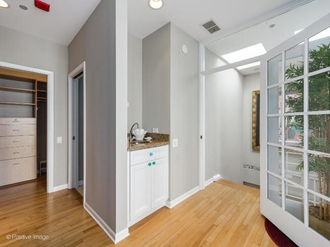 33 W Huron St in Chicago, IL - Building Photo