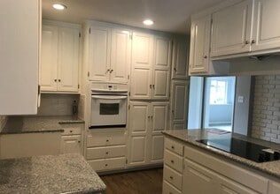 1939 Meadowwood Ct in Bakersfield, CA - Foto de edificio - Building Photo