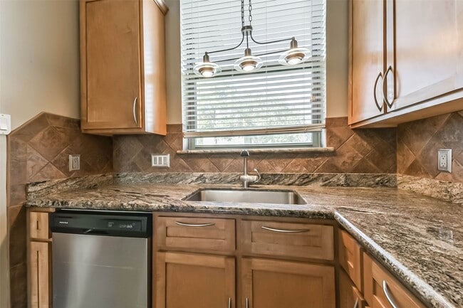 property at 2533 Potomac Dr