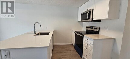 410 Northfield Dr W in Waterloo, ON - Building Photo - Building Photo