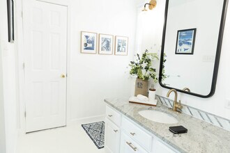 212 Ambler St in Yorktown, VA - Foto de edificio - Building Photo