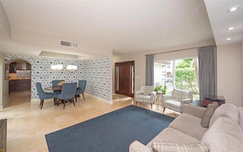 423 Alhambra Cir in Coral Gables, FL - Foto de edificio - Building Photo