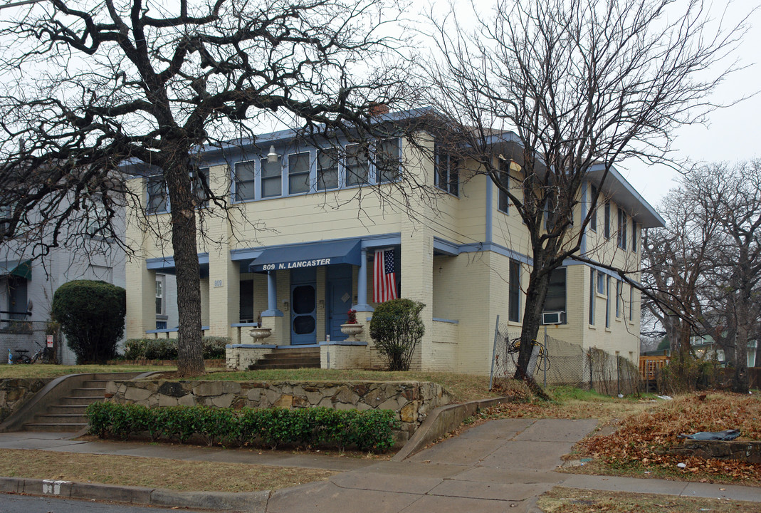 809 N Lancaster Ave in Dallas, TX - Building Photo