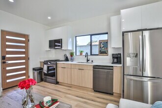 111 E 67th Way in Long Beach, CA - Building Photo - Building Photo