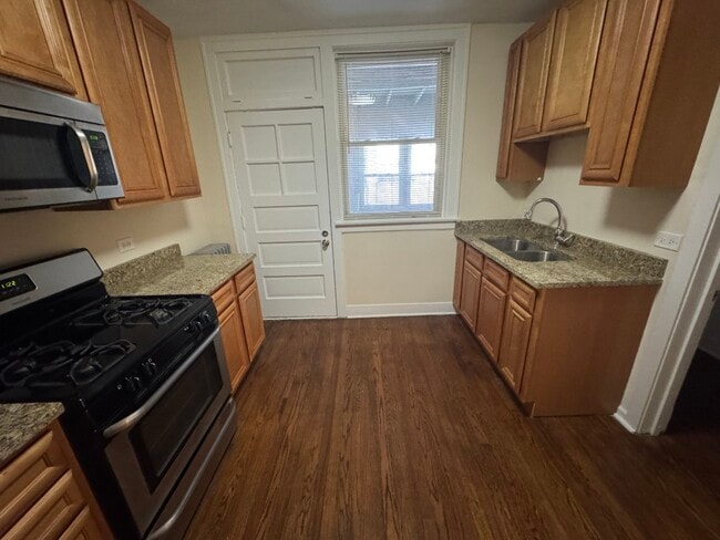 2510 N LeClaire Ave in Chicago, IL - Foto de edificio - Building Photo