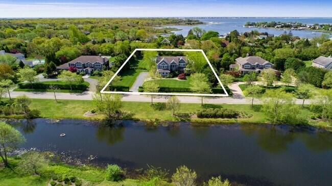 22 Parrish Pond Ln in Southampton, NY - Building Photo - Building Photo