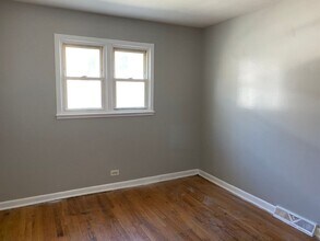 9040 S Dauphin Ave in Chicago, IL - Building Photo - Building Photo