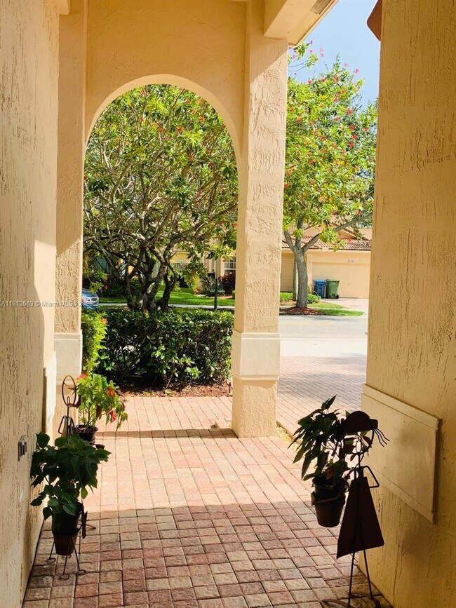 16403 Sapphire Pl in Weston, FL - Building Photo - Building Photo