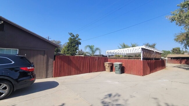 9820 Greenacres Dr in Bakersfield, CA - Building Photo - Building Photo