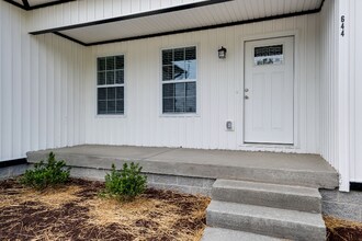 644 S Tunnel Rd in Gallatin, TN - Foto de edificio - Building Photo