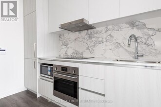 225-4225 Commerce St in Vaughan, ON - Building Photo - Building Photo