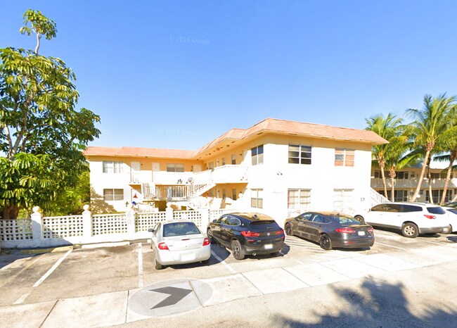 623 NE 2nd St in Hallandale Beach, FL - Foto de edificio - Building Photo