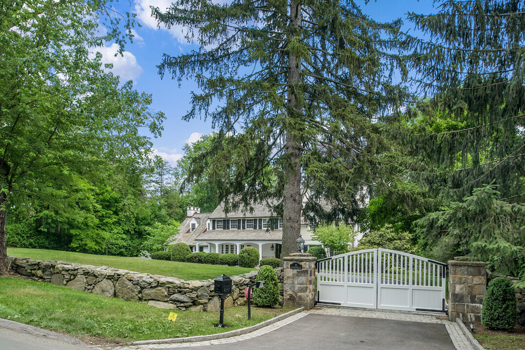 19 Pleasant Ridge Rd in Harrison, NY - Building Photo