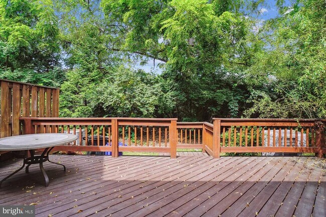 10940 Brewer House Rd in Rockville, MD - Building Photo - Building Photo