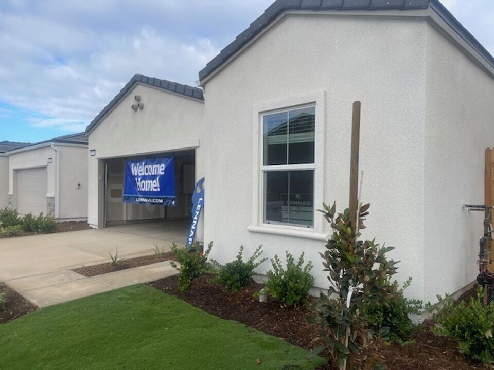 1113 Arroyo Way in Madera, CA - Building Photo